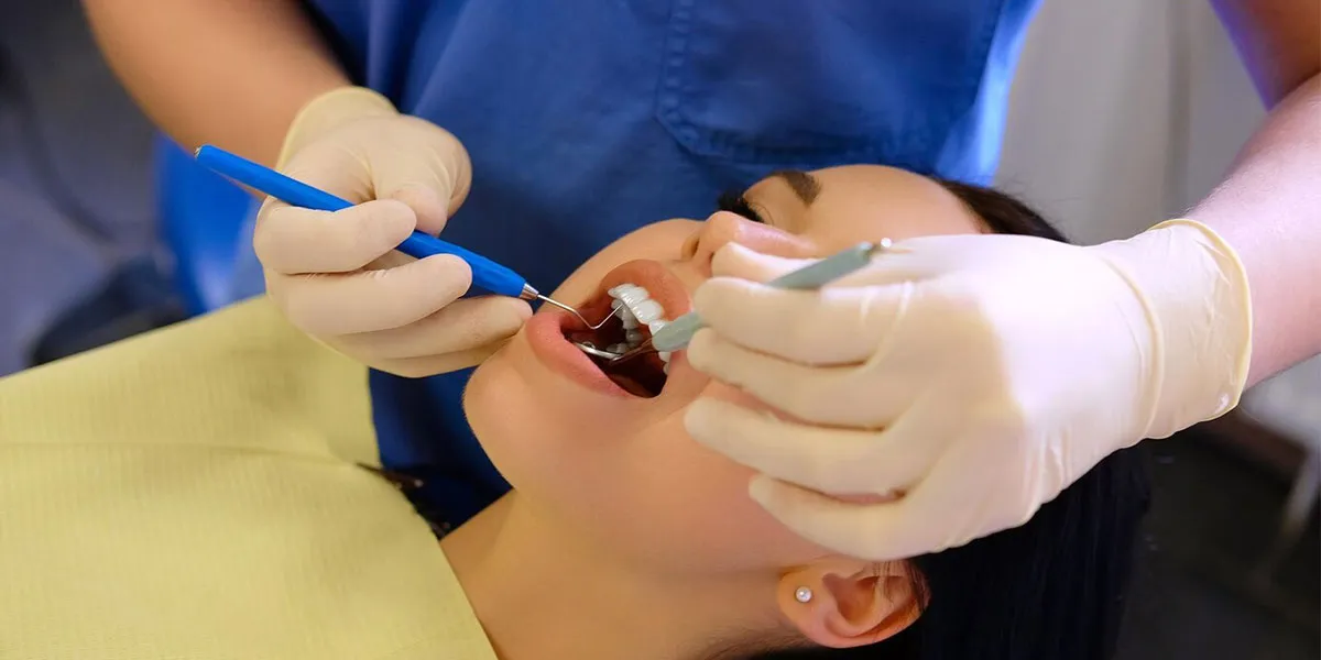 جرم‌ گیری دندان با کمک ابزارهای دستی دندانپزشکی